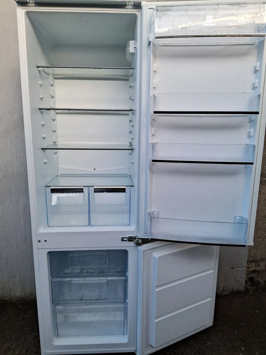 0874085106 INTEGRETED FRIDGE AND FREEZER - Image 2