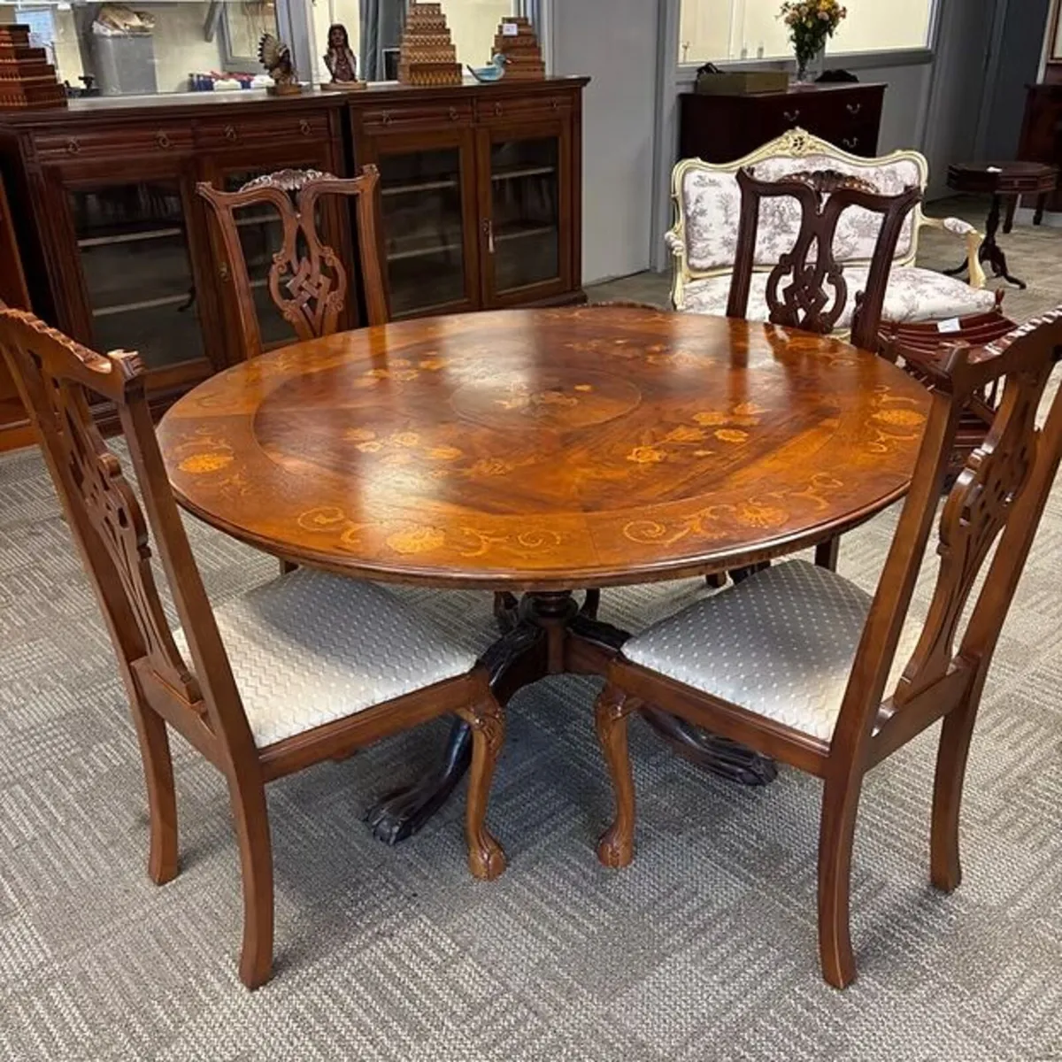 Victorian quality inlaid walnut round centre table