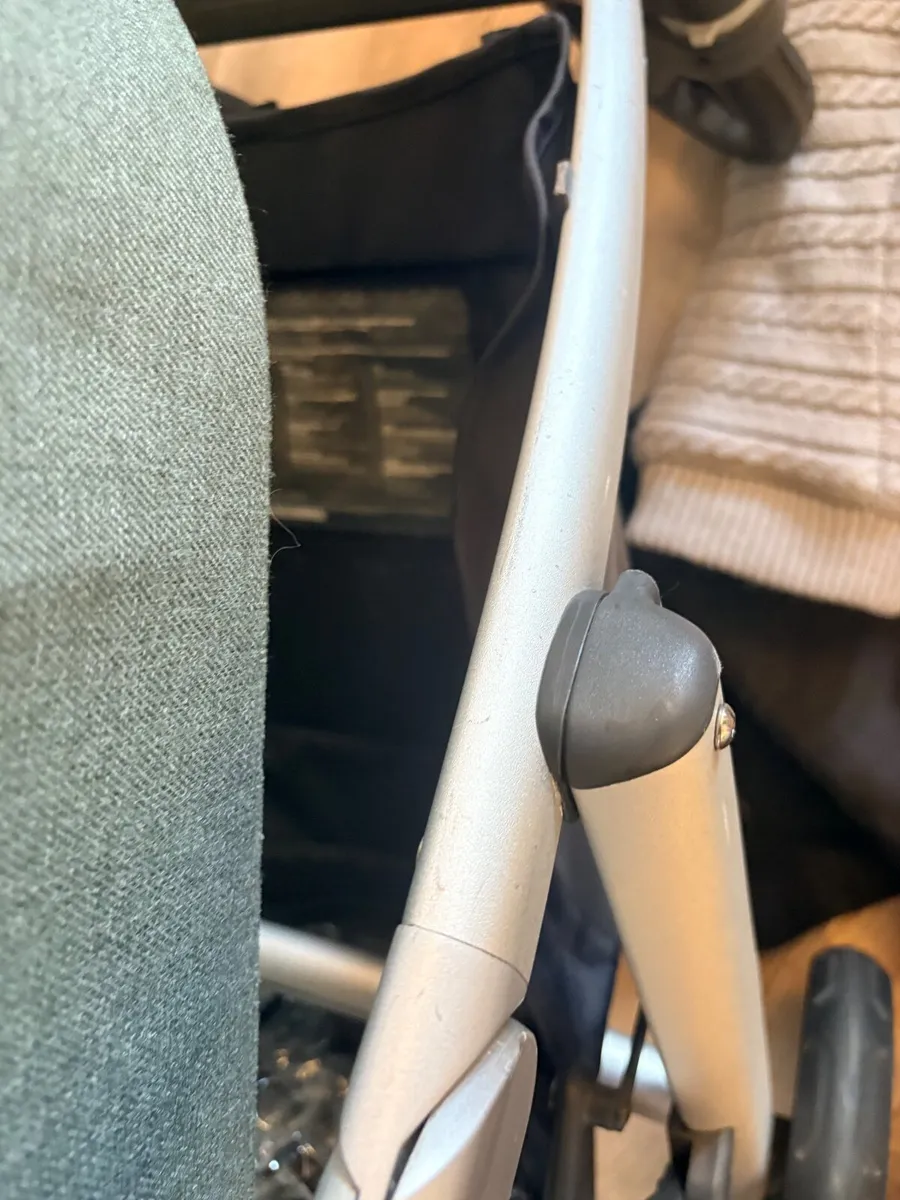 Uppababy vista v2 pram and cot - Image 2