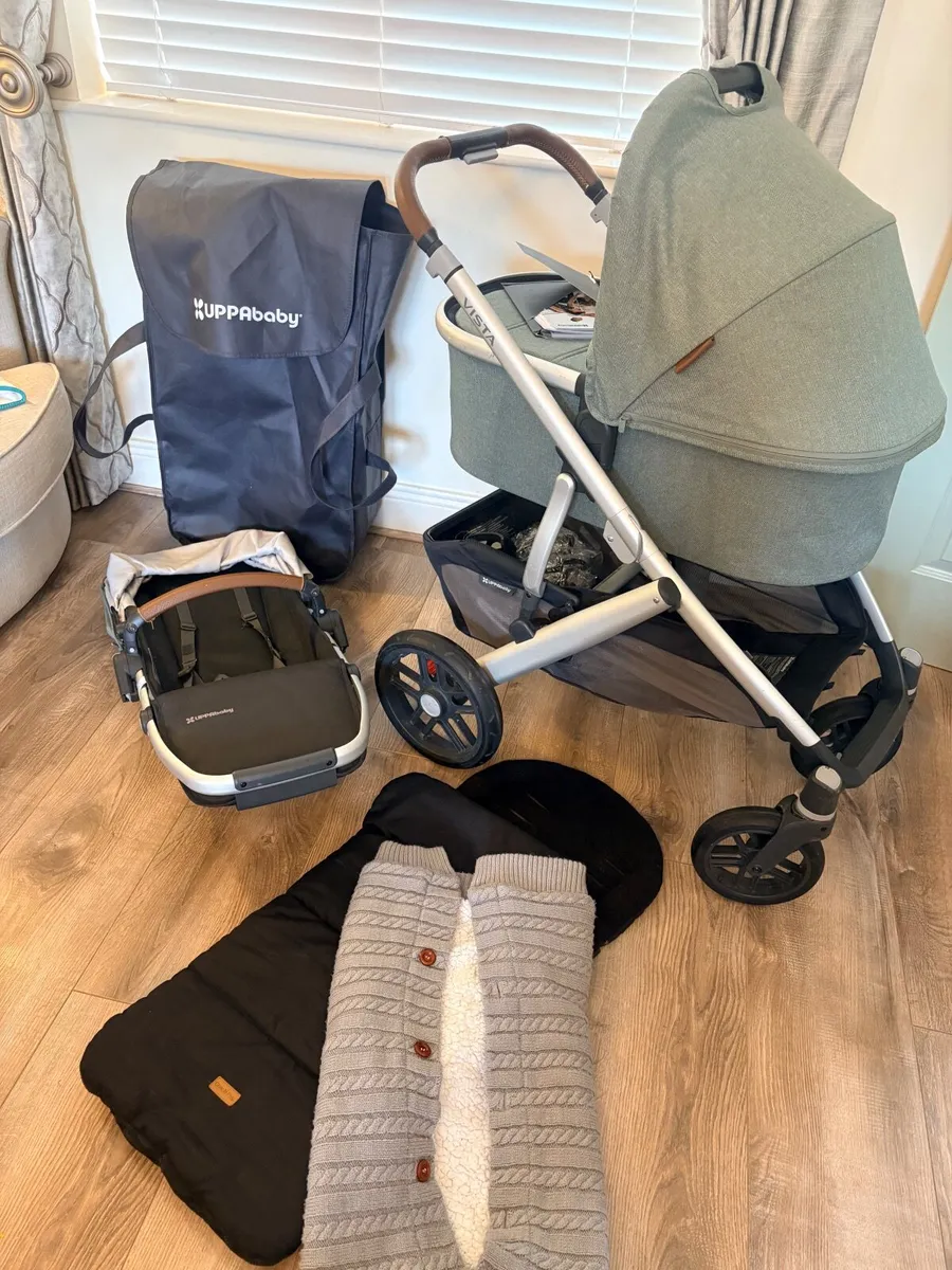 Uppababy vista v2 pram and cot - Image 1