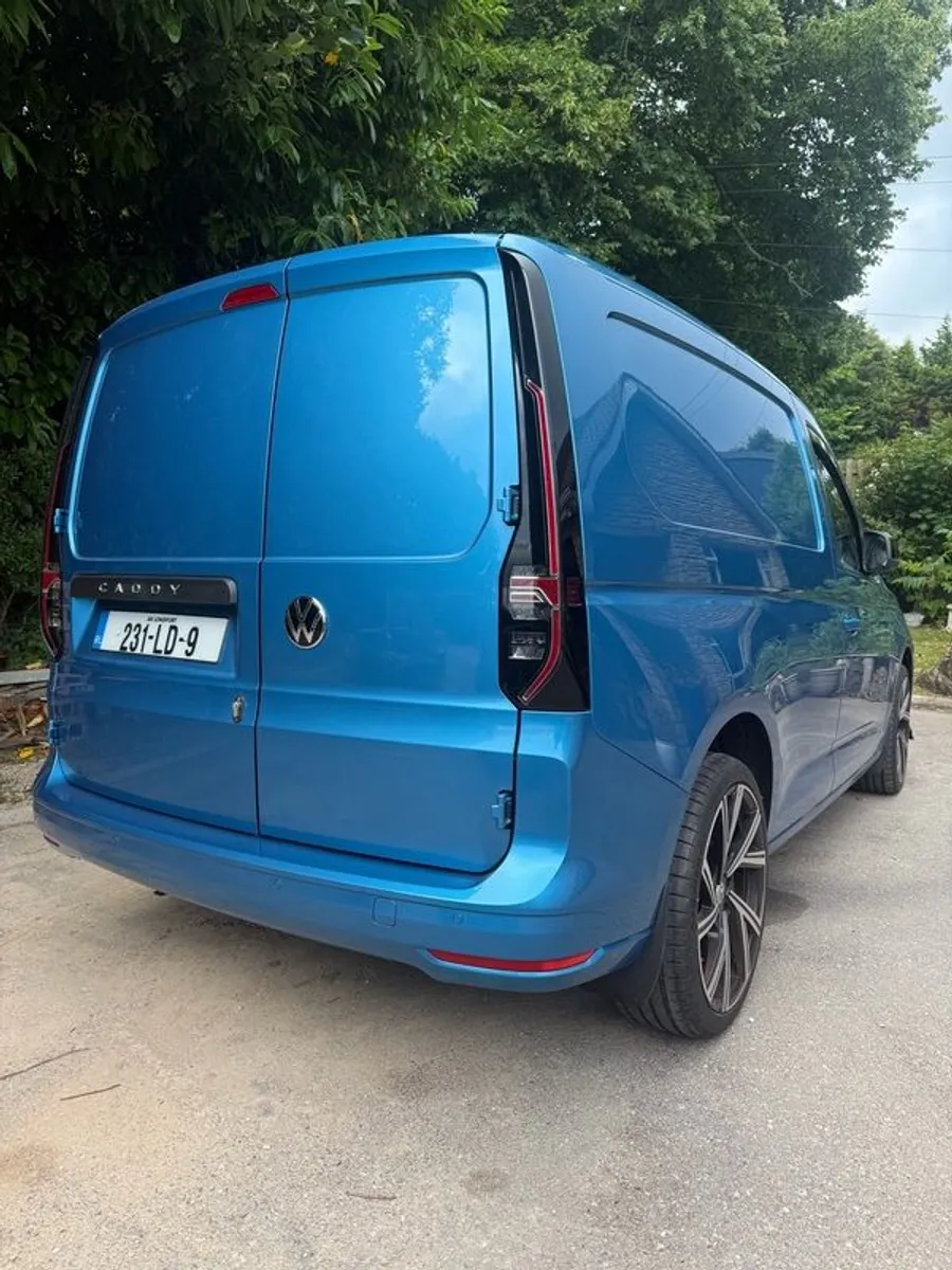 2023 Volkswagen Caddy - Image 2