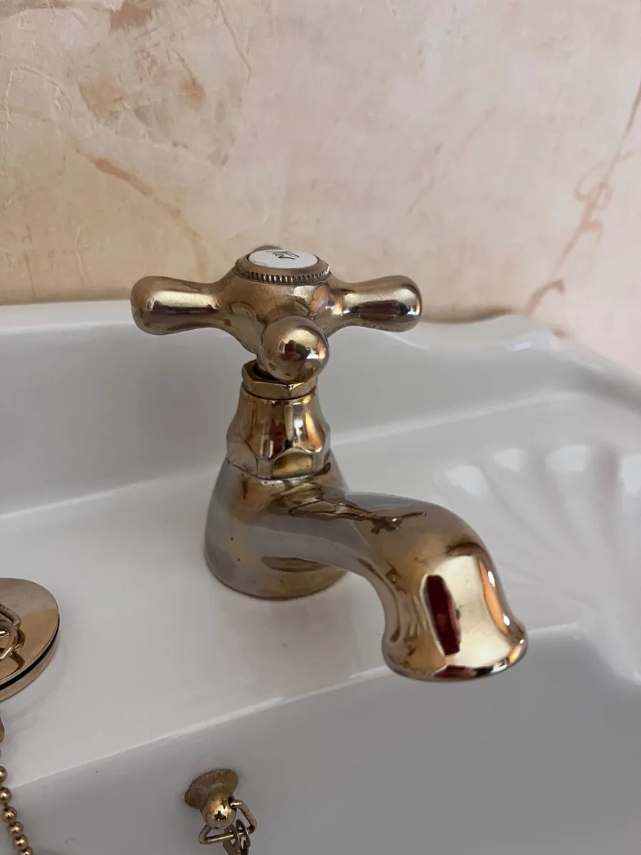 Sink with pedestal and brass taps - Image 2