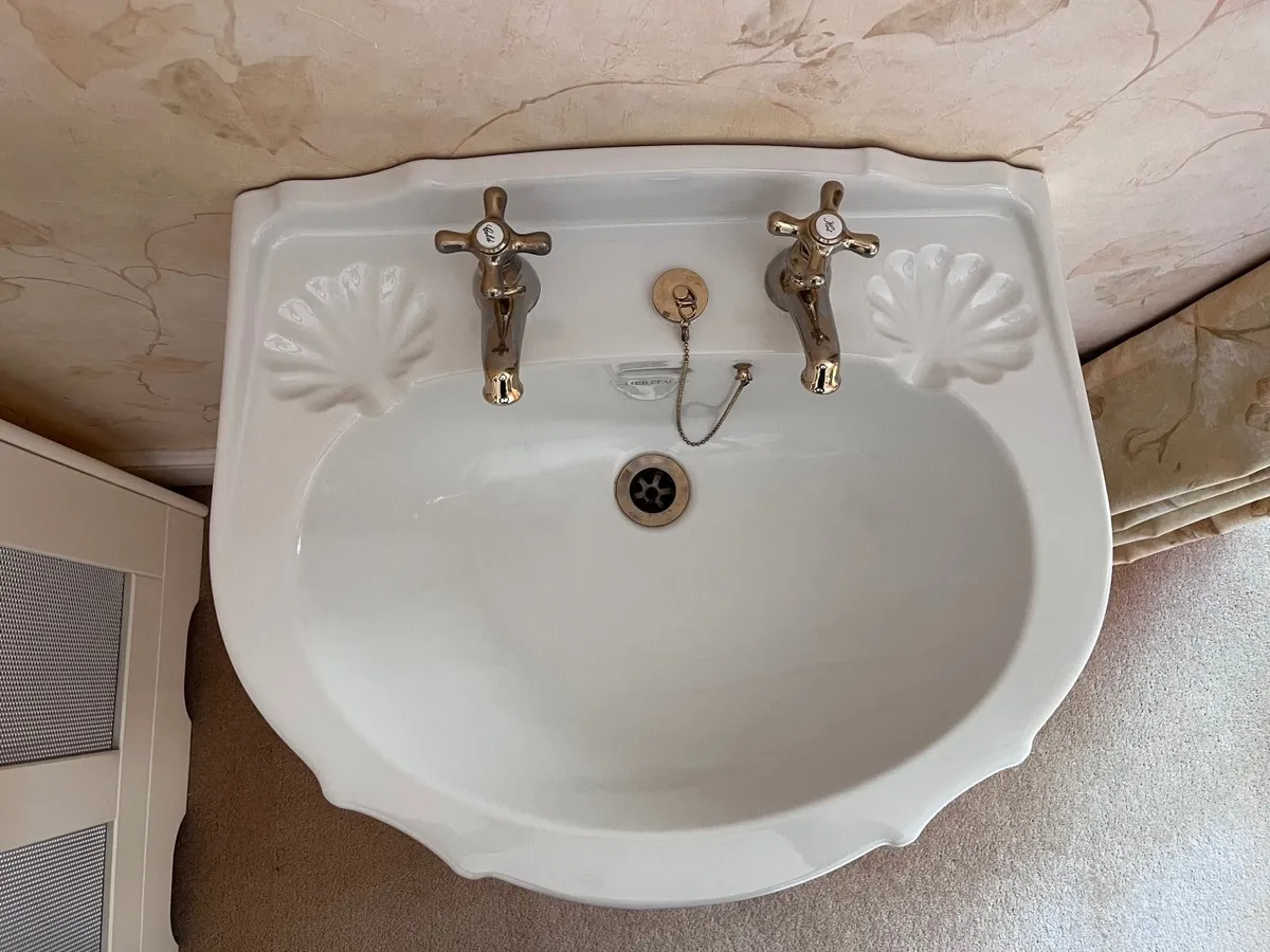 Sink with pedestal and brass taps - Image 3