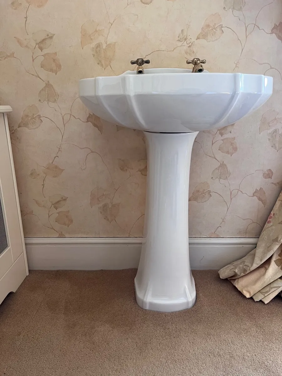 Sink with pedestal and brass taps - Image 4
