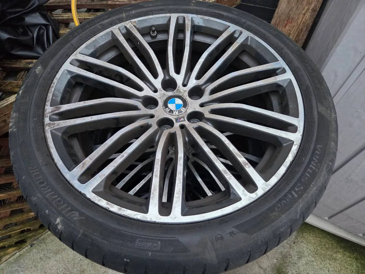 Bmw 5 series m sport 19" alloy wheels.