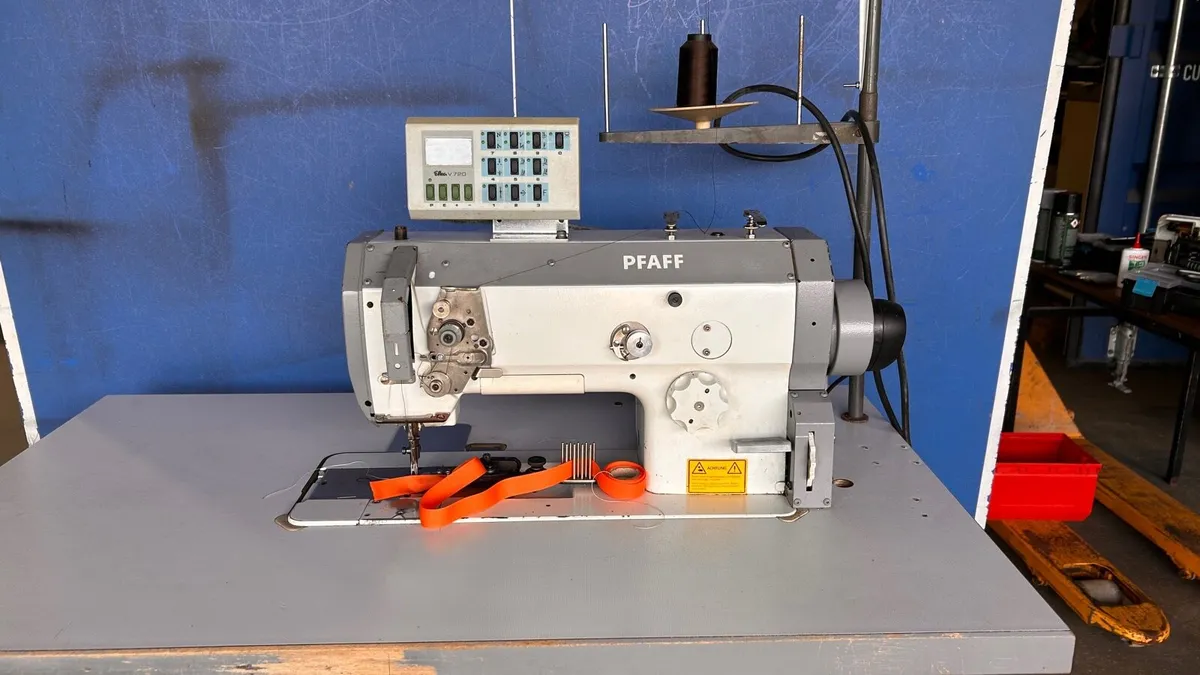 Pfaff 1425 703 / 01 synchronised binding machine - Image 1