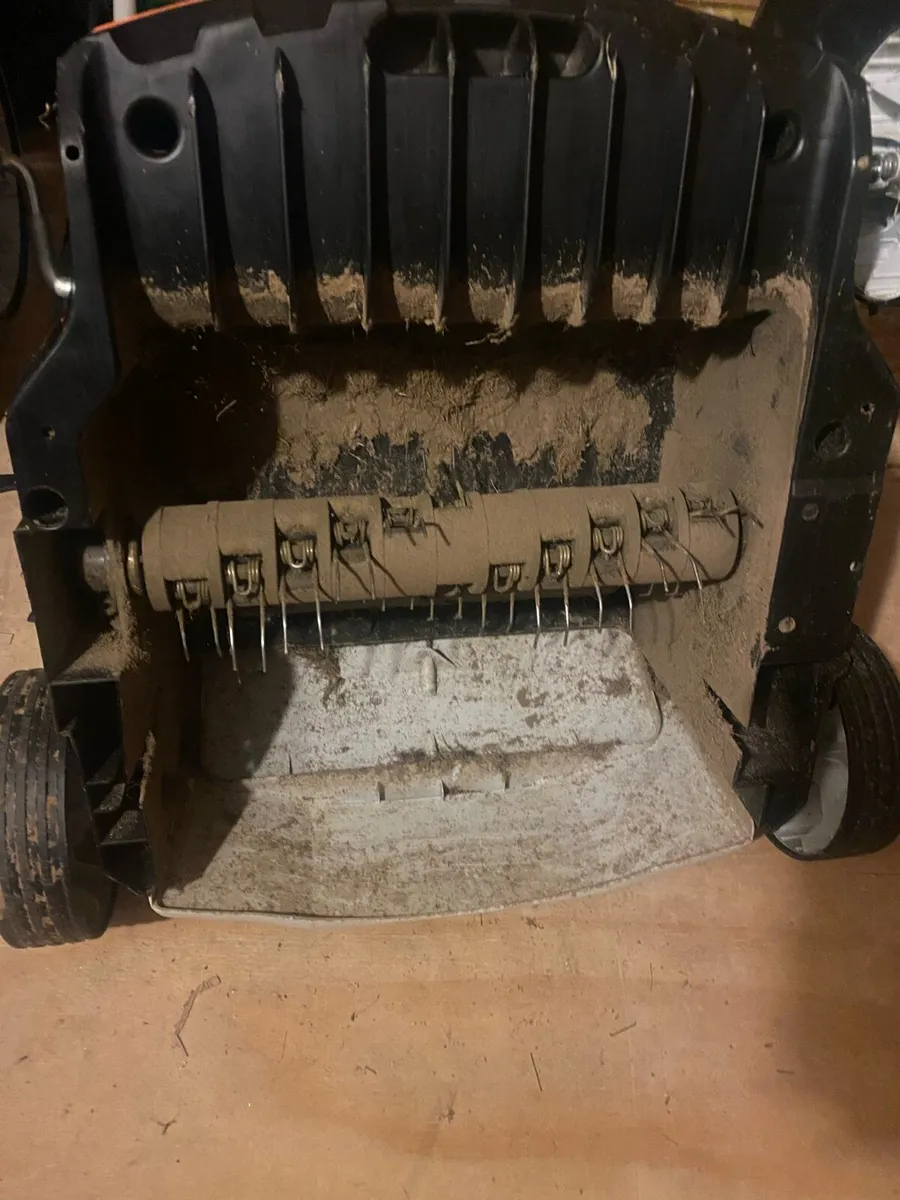 Stihl RLA 240 lawn scarifier battery and charger - Image 4