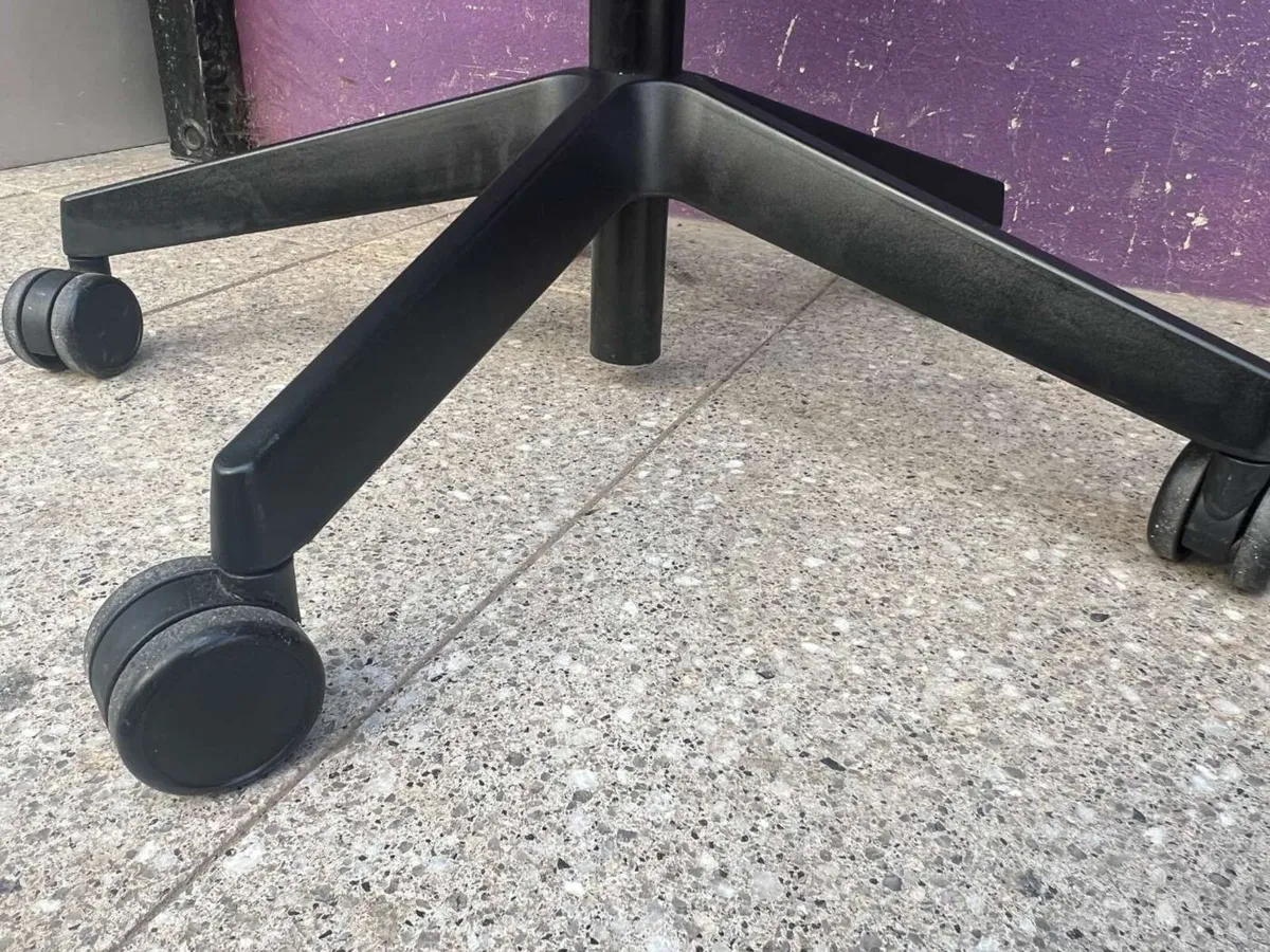 Senator Dash office chairs - Image 3