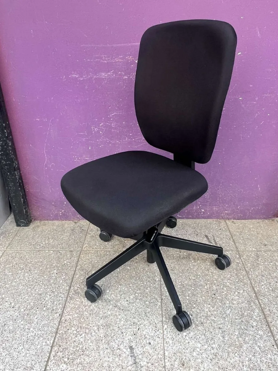 Senator Dash office chairs - Image 1