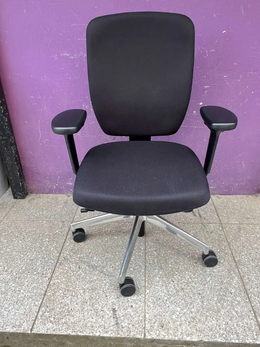 Senator Dash office chairs - Image 4