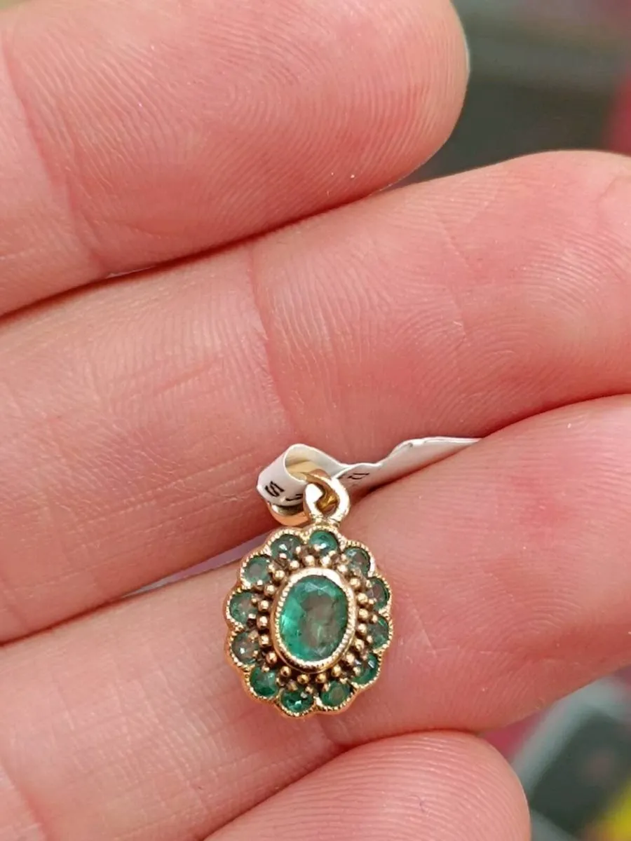 Green Stone Cluster daisy pendant,14k yellow gold - Image 2