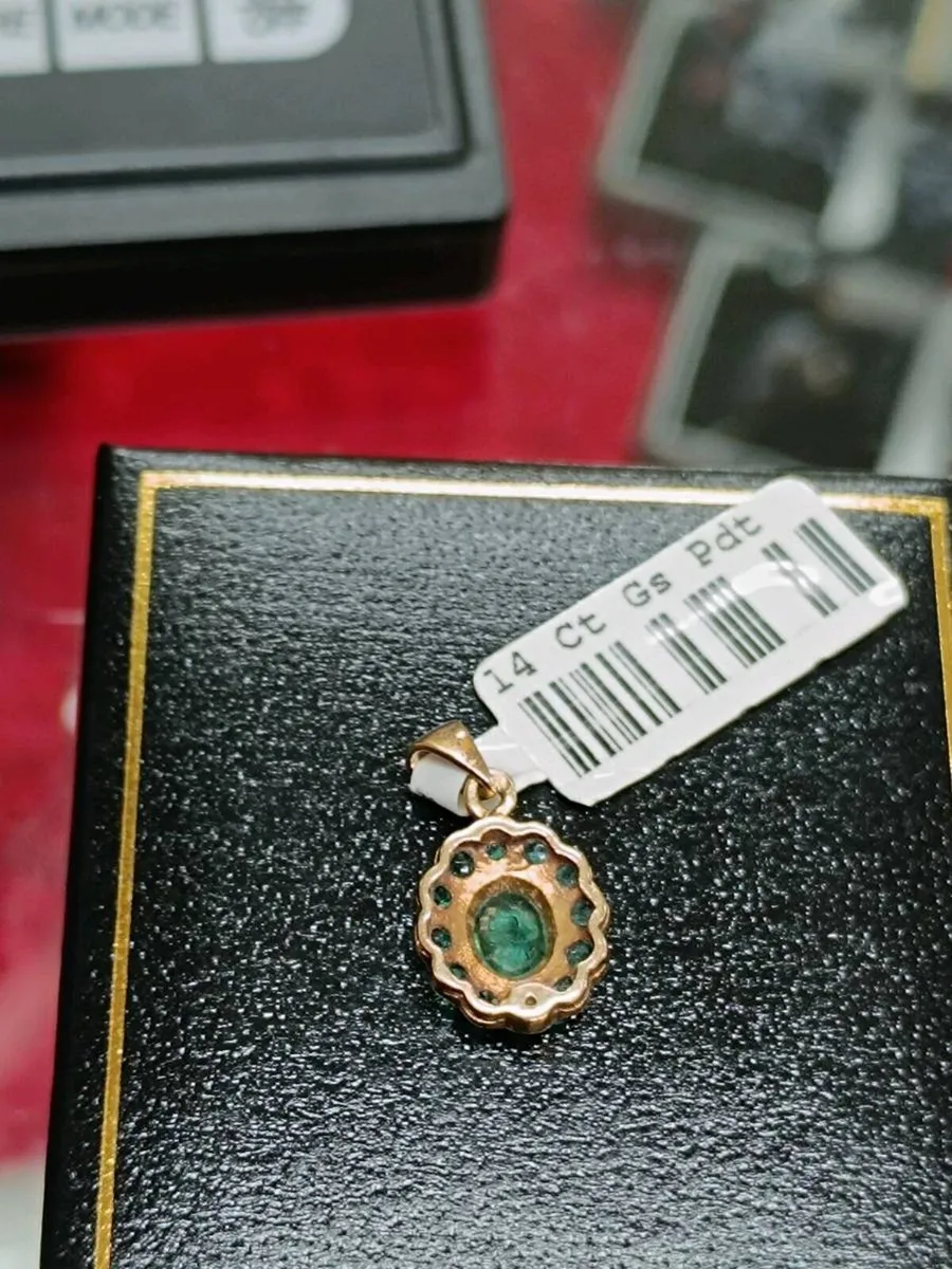 Green Stone Cluster daisy pendant,14k yellow gold - Image 3