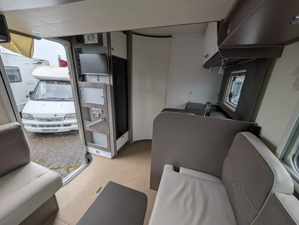 Compact 4 Berth Motorhome  **AUTOMATIC** - Image 4