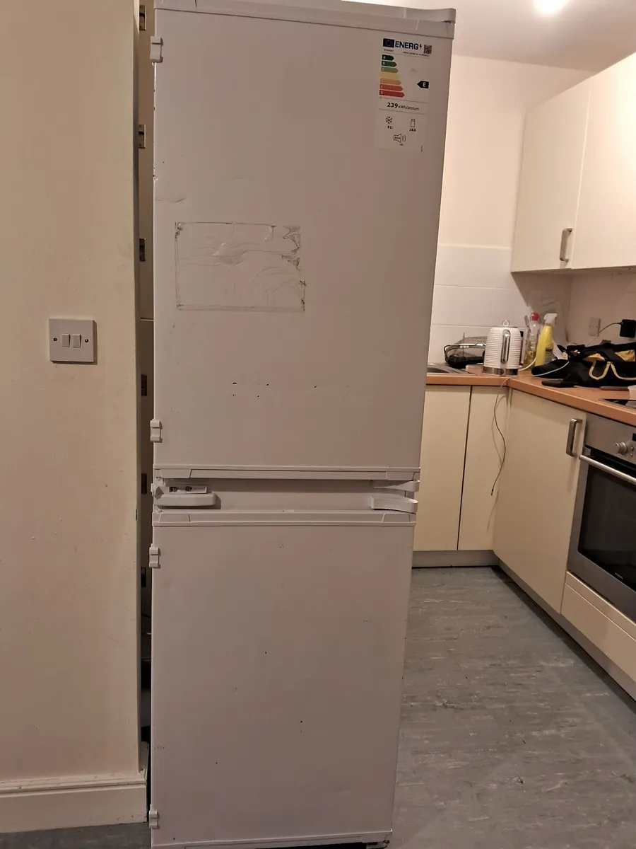 0874085106 INTEGRETED FRIDGE AND FREEZER - Image 3