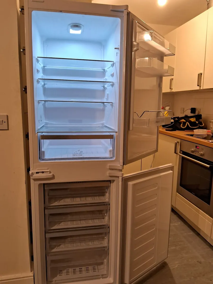 0874085106 INTEGRETED FRIDGE AND FREEZER - Image 2