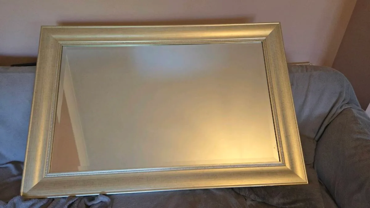 Wall mirror