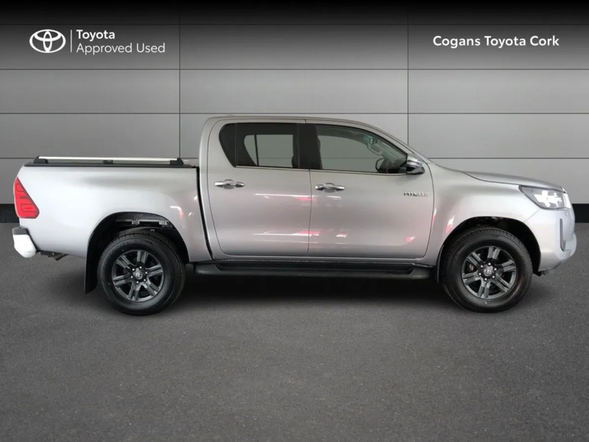 Toyota Hilux 2.8 SR5 D/CAB AUTO - Image 3