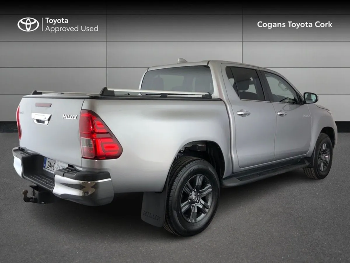 Toyota Hilux 2.8 SR5 D/CAB AUTO - Image 2