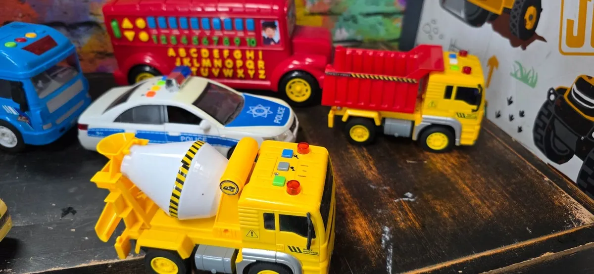 6 x Battery powered toy vehicles, lights and sound - Image 3