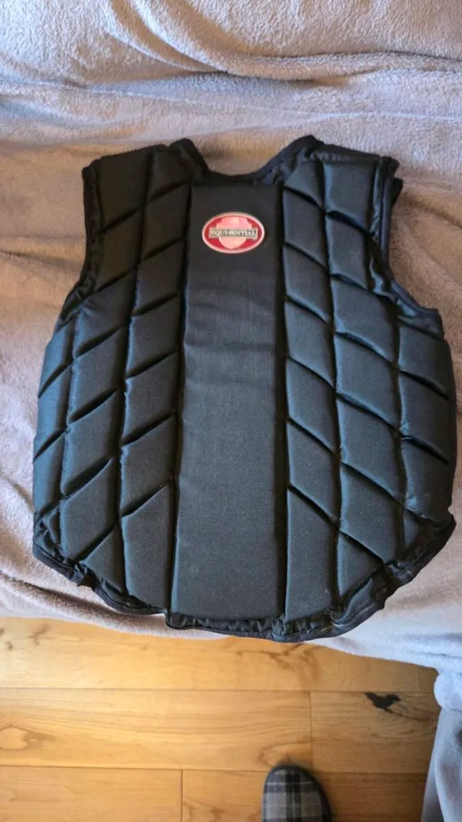 Child's horse riding body protector - Image 1