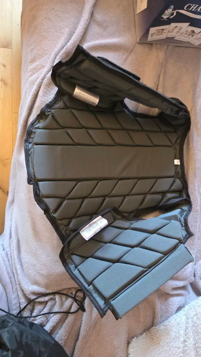 Child's horse riding body protector - Image 2