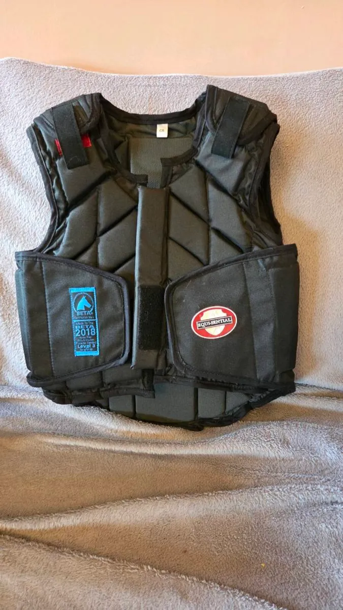 Child's horse riding body protector - Image 4