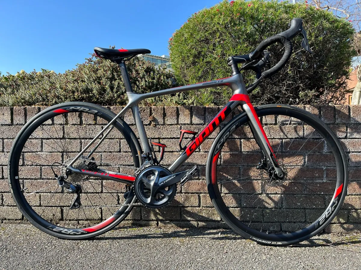 Road bike full carbon Giant Prestine Condition - Image 1