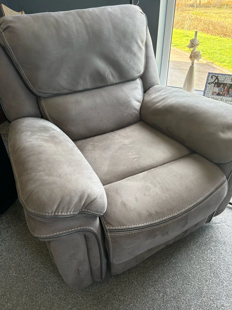 Recliner chair - Image 1