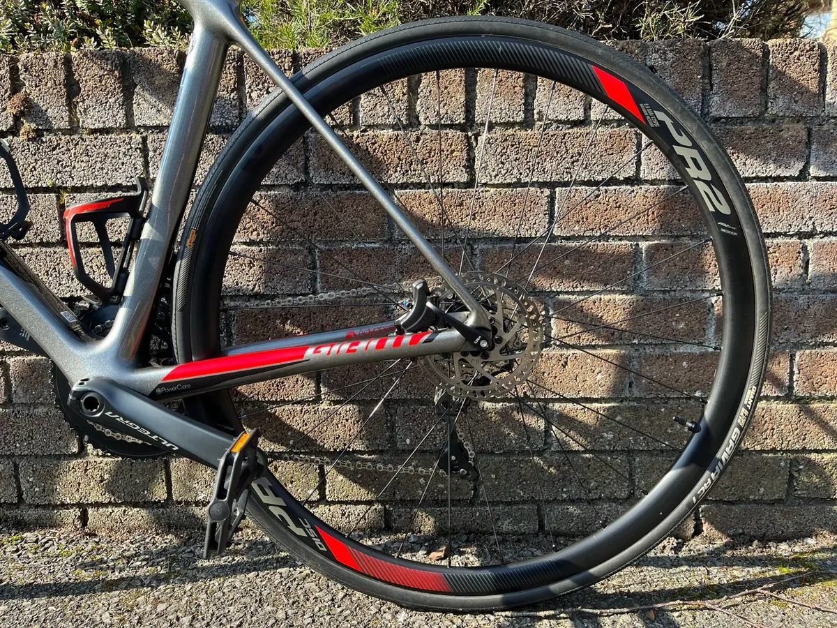Road bike full carbon Giant Prestine Condition - Image 4