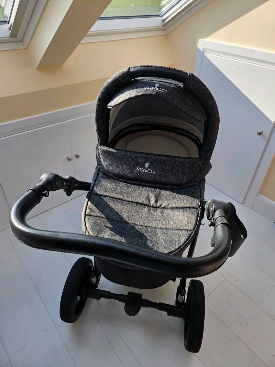 Venicci 3 in 1 Travel System - Image 3