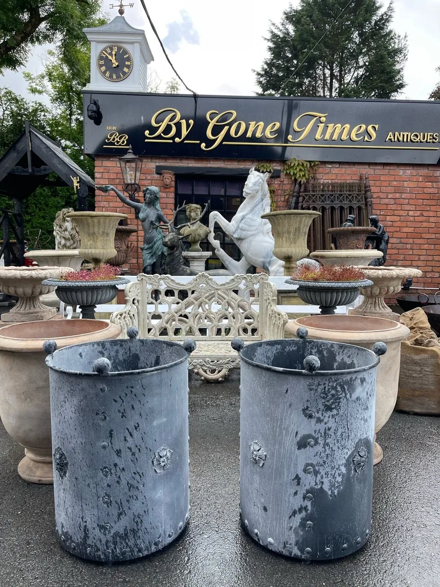 Metal garden pots - Image 1