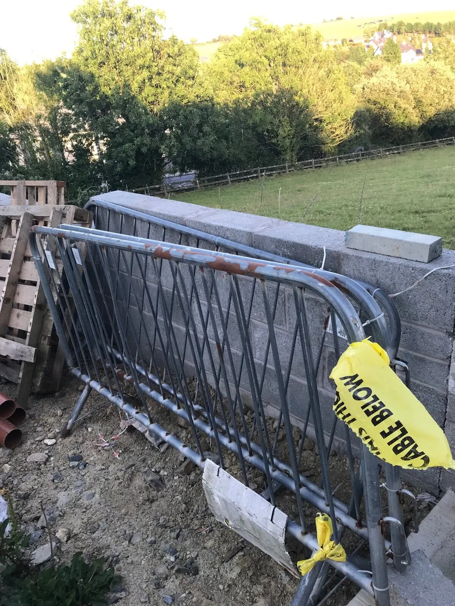 Safety barriers and Harris fence bases - Image 1