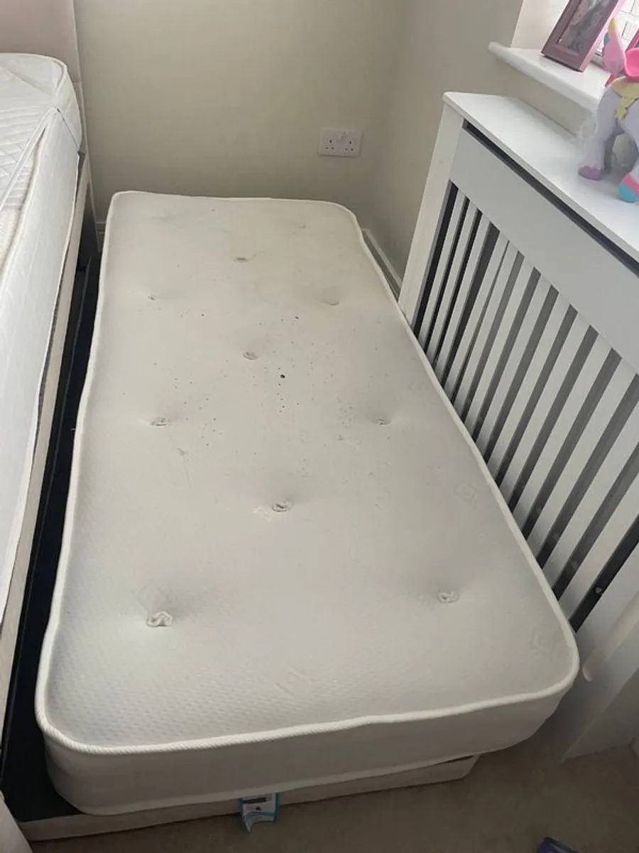 Bed with guest mattress underneath - Image 4