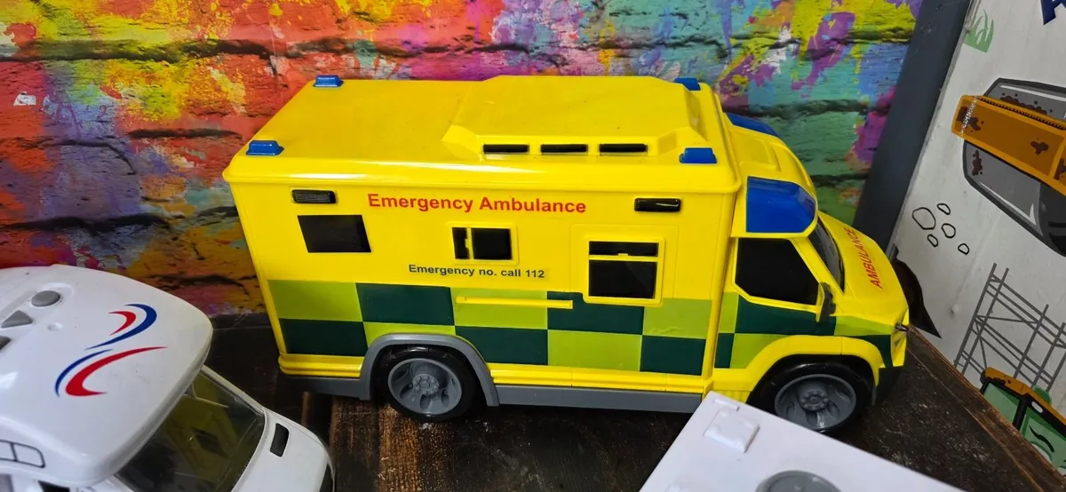 5 x Battery powered toy vehicles, lights and sound - Image 3