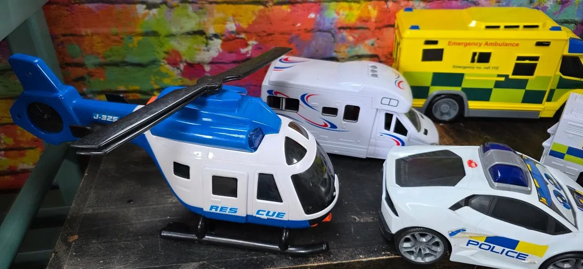 5 x Battery powered toy vehicles, lights and sound - Image 4