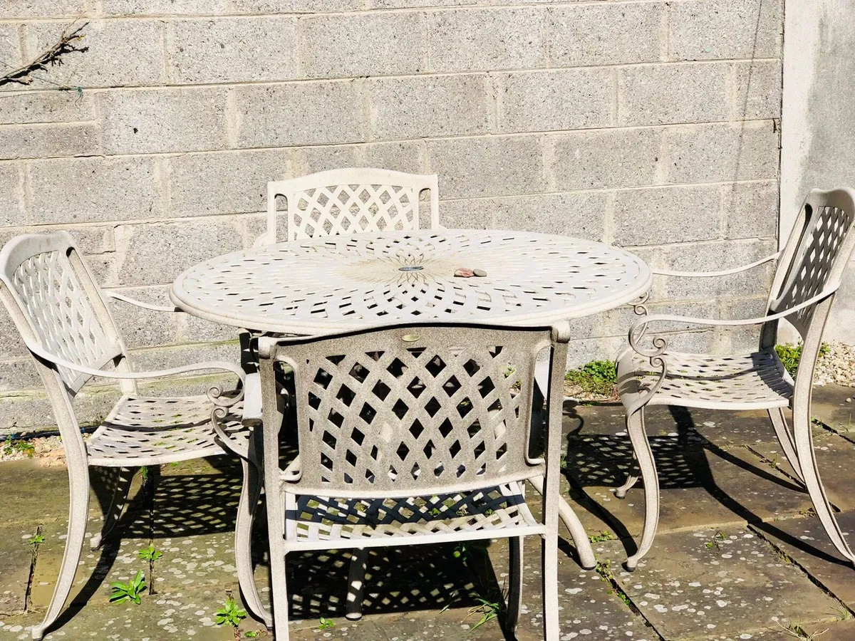 Garden table and chairs - Image 1