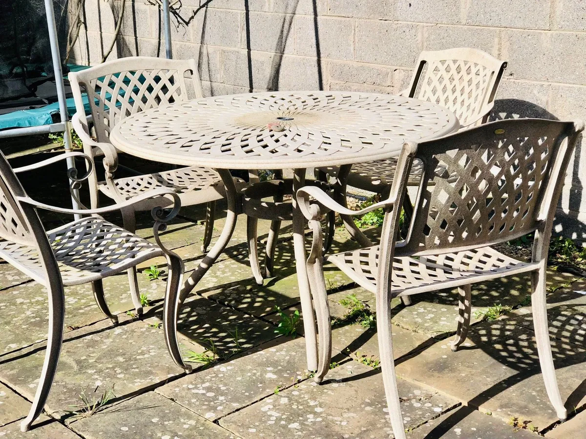 Garden table and chairs - Image 2