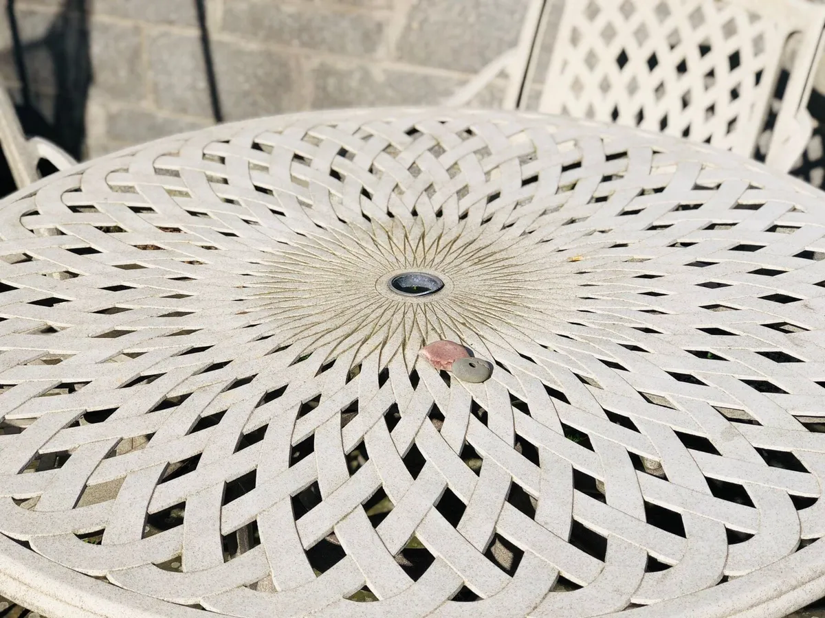 Garden table and chairs - Image 3