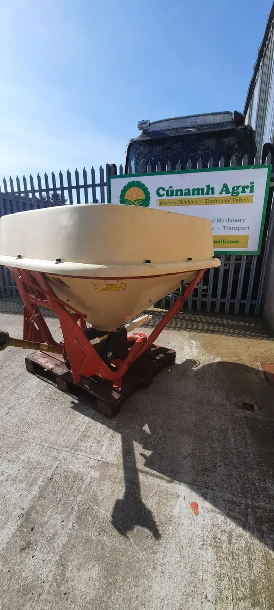 Vicon fertiliser spreader - Image 2