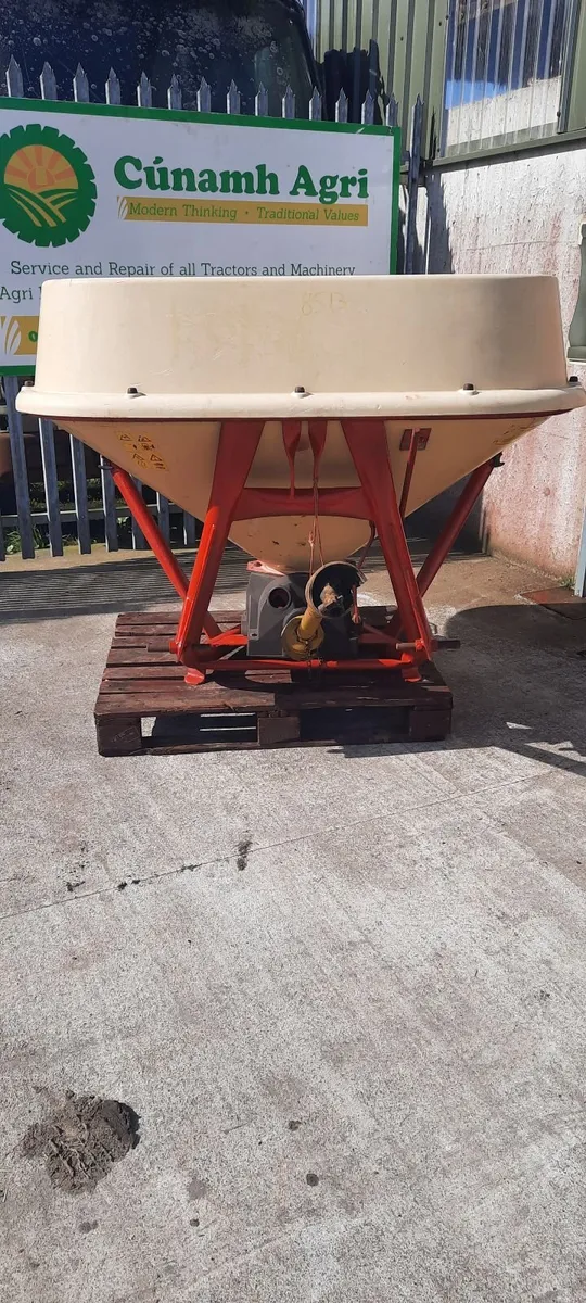 Vicon fertiliser spreader - Image 1