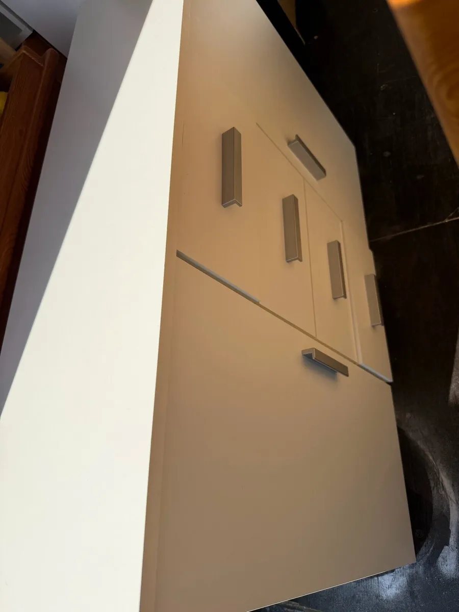 White side cabinet - Image 1