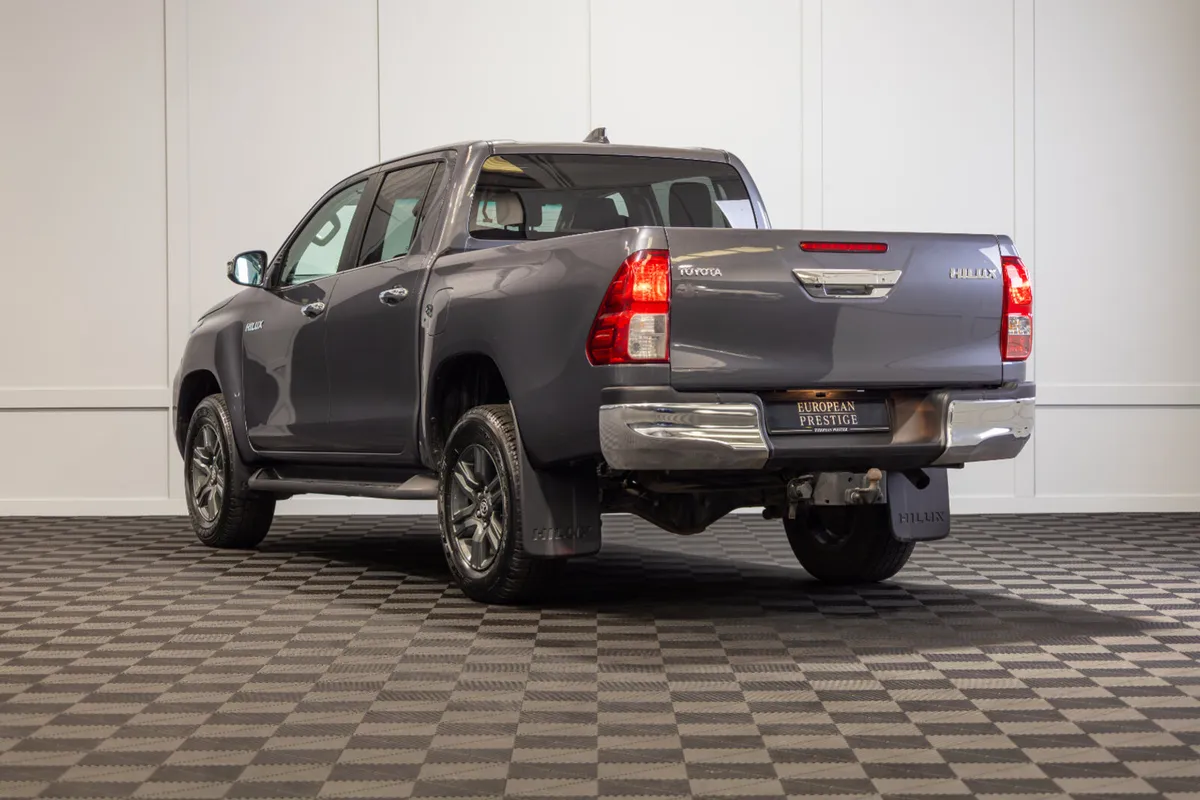 2025 Toyota Hilux SR5 5 Seat N1 Crewcab - Image 4