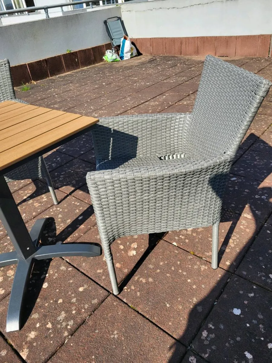 Beautiful Garden Table and 2 garden seats - Image 3