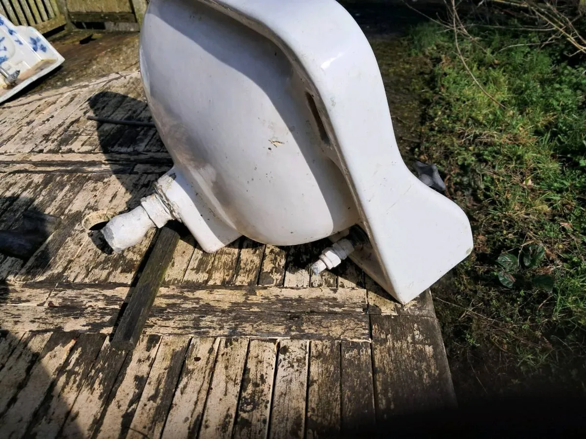Old sink brass taps - Image 2