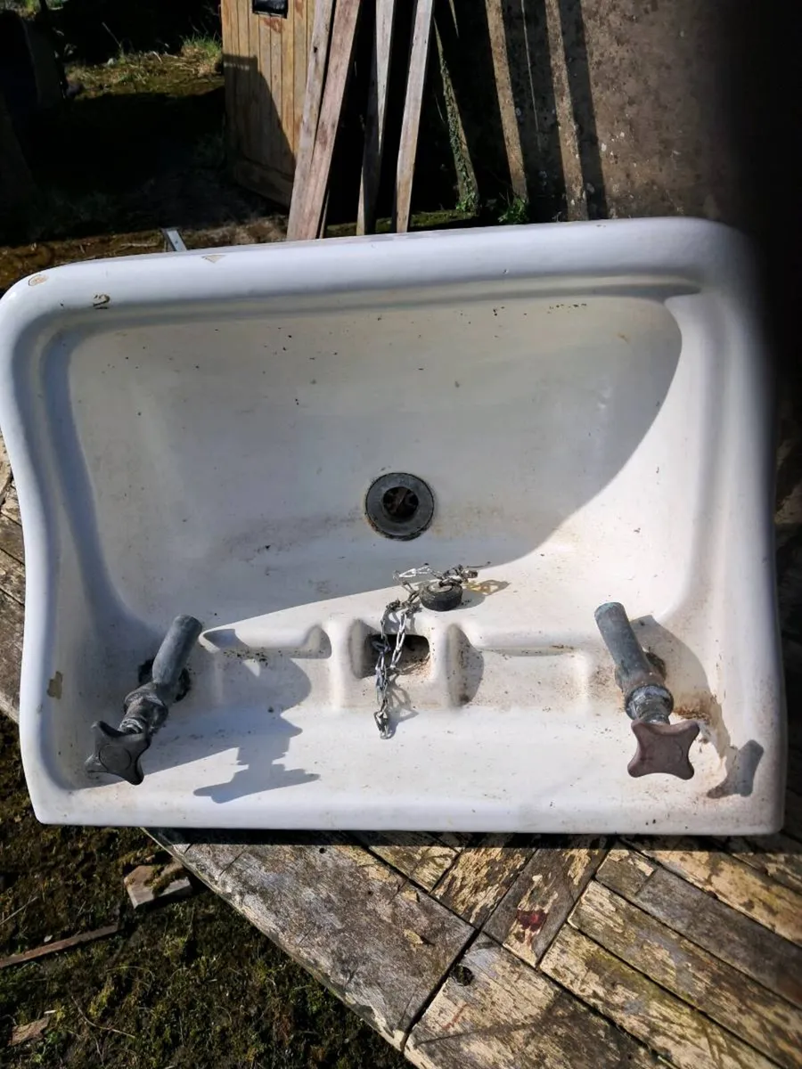 Old sink brass taps - Image 3