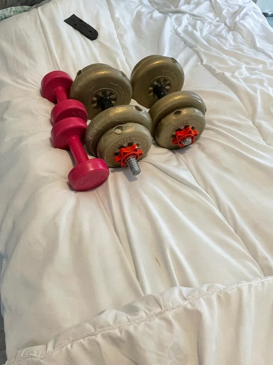 Gym lifting weights - Image 1