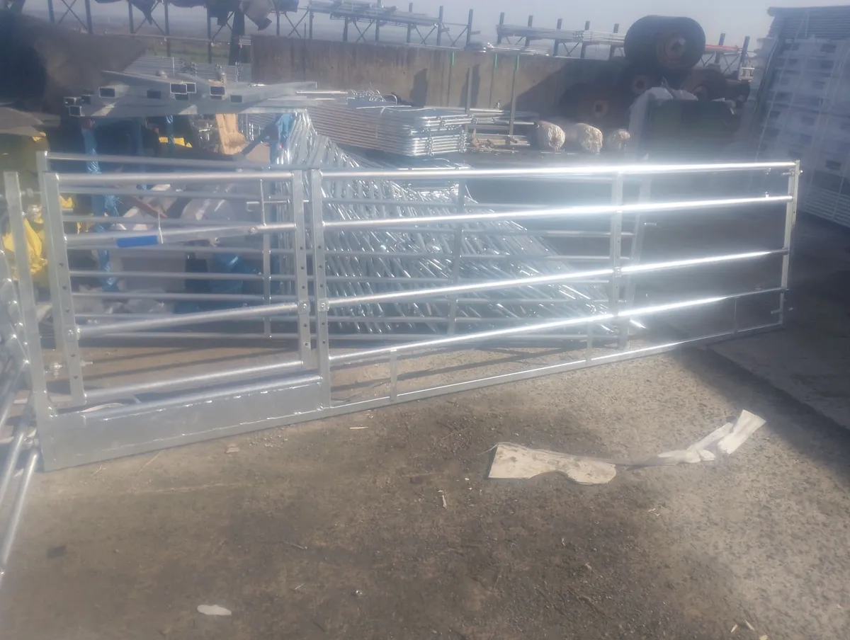 Feeding barriers Creep feeders an 10 foot hurdles - Image 1