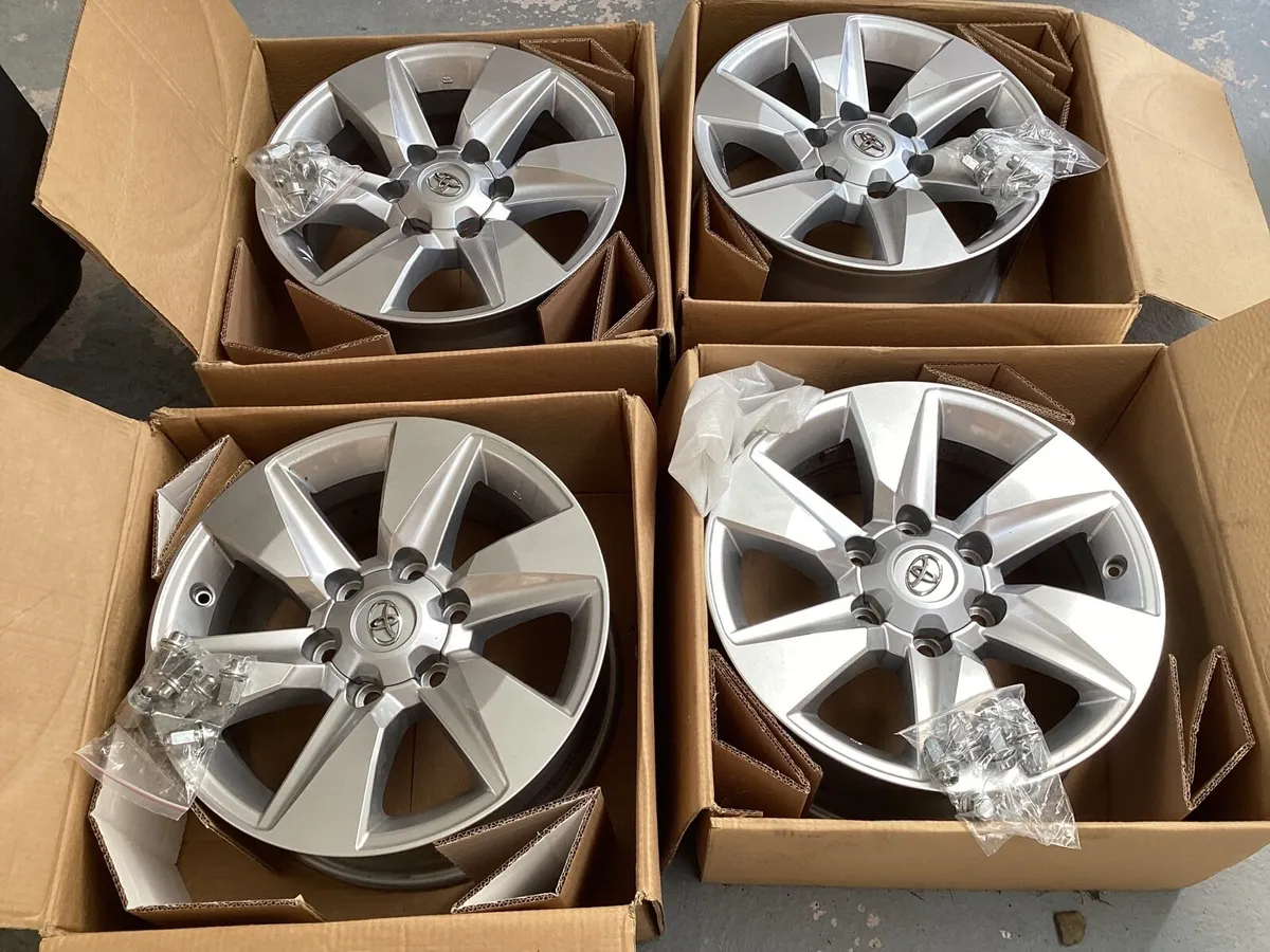 4 Toyota   Landcruiser  Alloy Hubs