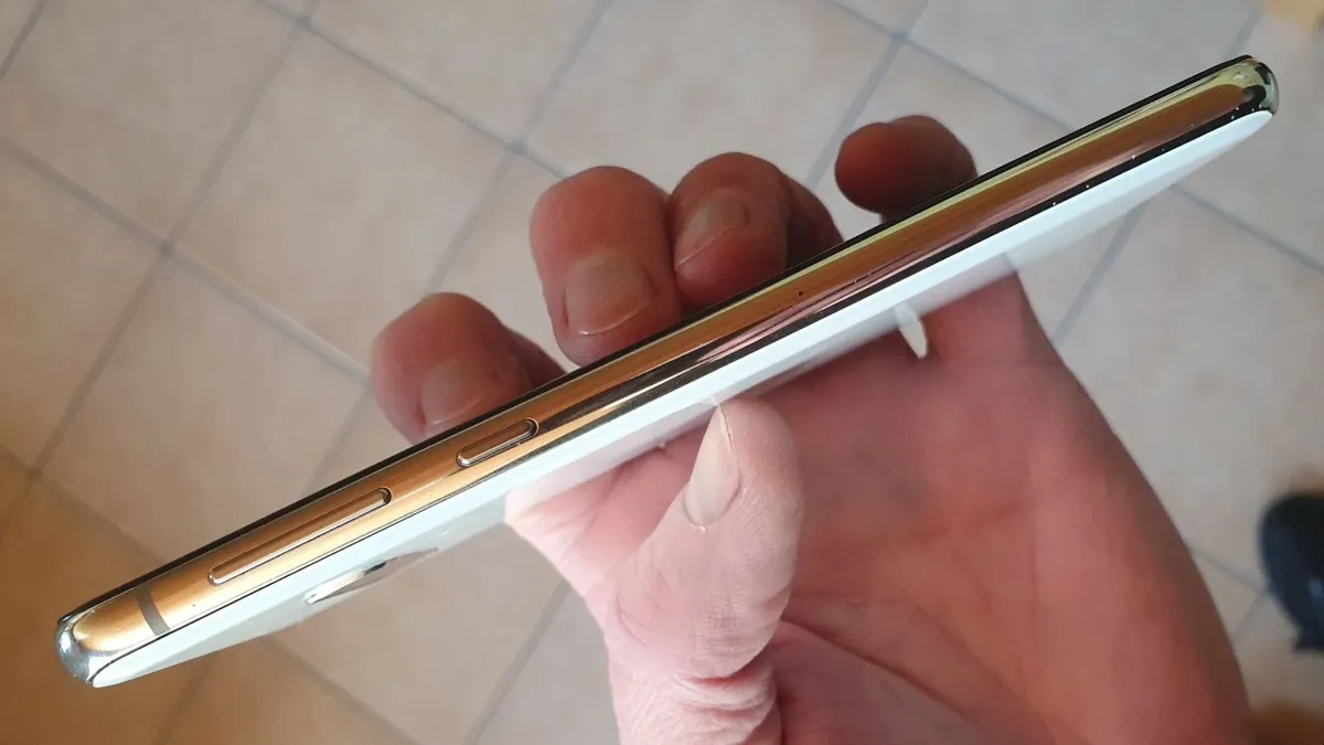 Samsung Galaxy S10e - Image 3