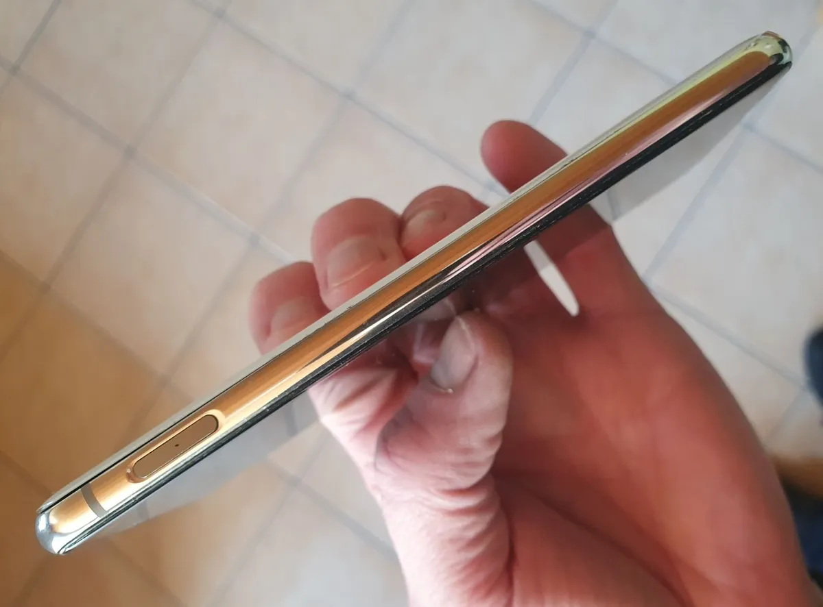 Samsung Galaxy S10e - Image 4